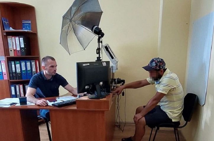 Не виїхав після скасування посвідки – іноземця зобов'язано залишити Україну