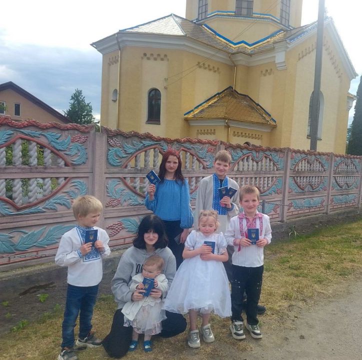 За годину - паспорти для всієї багатодітної родини