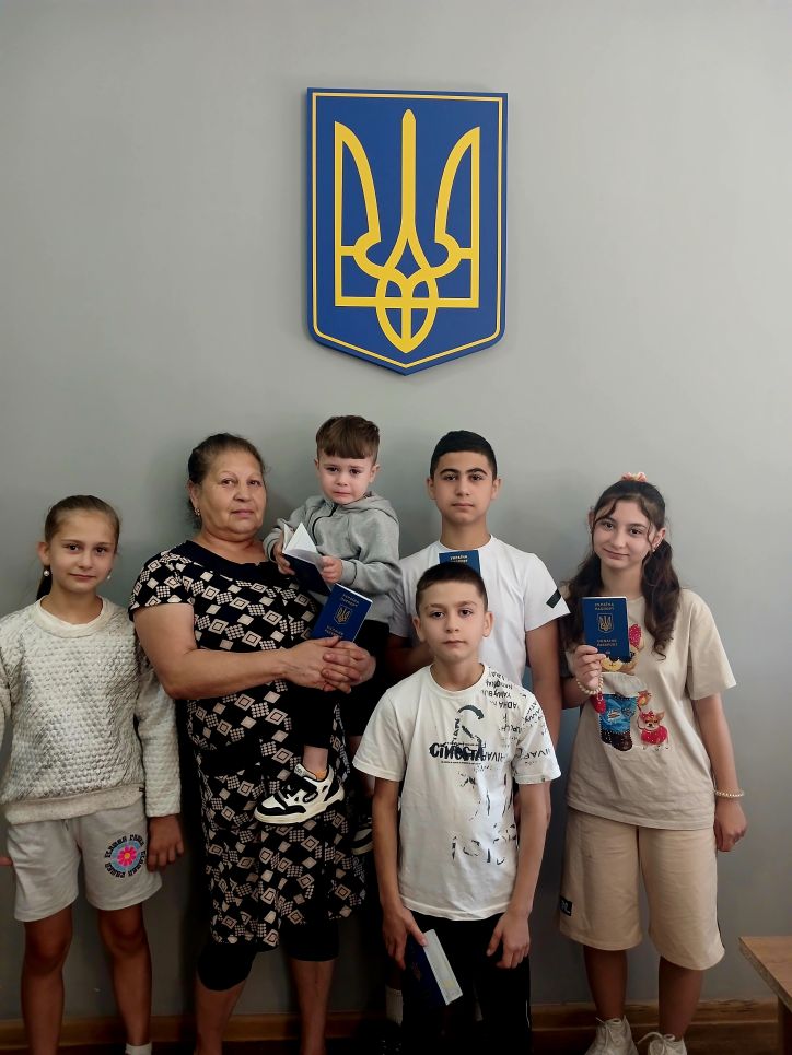 Нові можливості для родини:у Пирятині оформили закордонні паспорти бабусі та її онукам