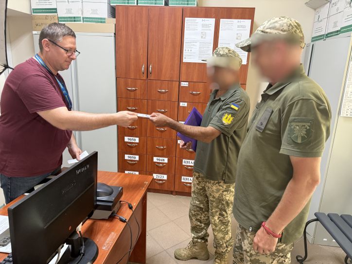 Перший паспорт у 51 рік для захисника України