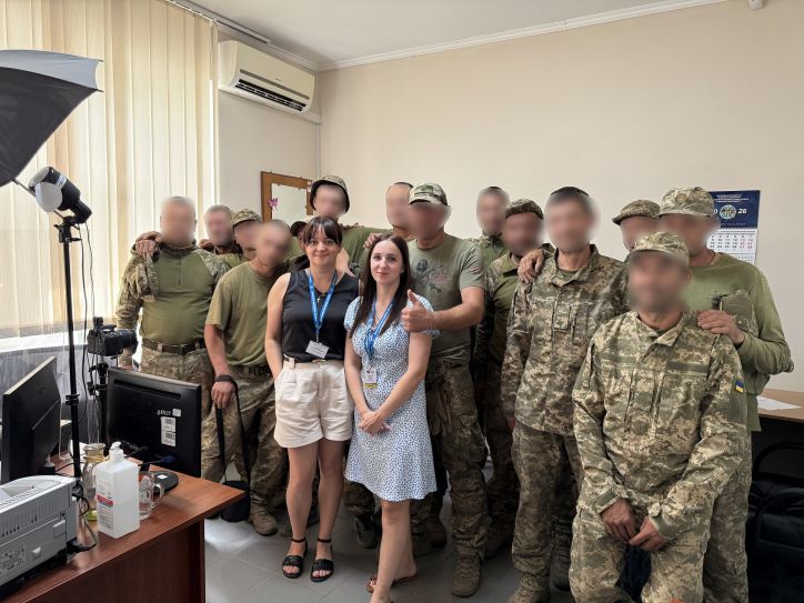 Одразу 13 військовослужбовців завітали до Ужгородського відділу №2 за паспортними документами