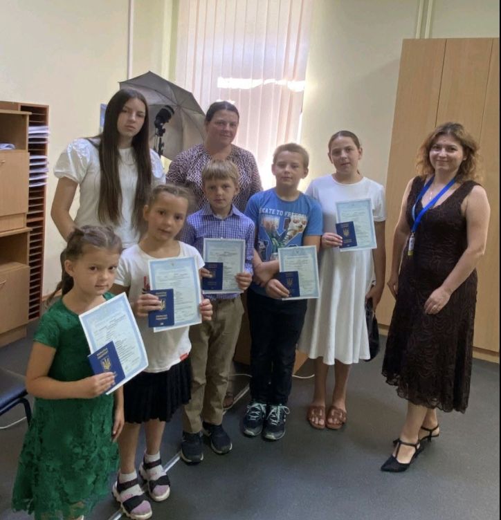 Велика родина-один візит, сім закордонних паспортів
