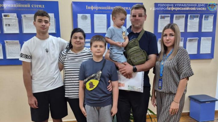 У Дніпрі оформили закордонні паспорти членам багатодітної родини захисника України