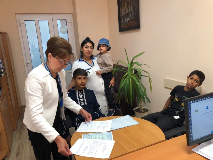 Своєчасне документування ромської громади: двоє підлітків отримали перші ID-картки
