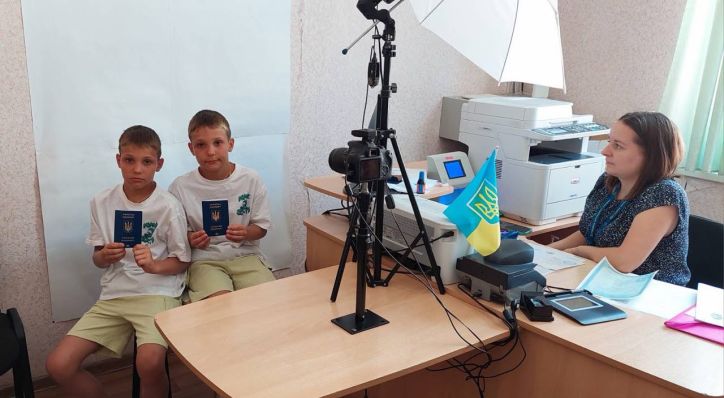 Подвійна радість:двійнята оформили закордонні паспорти