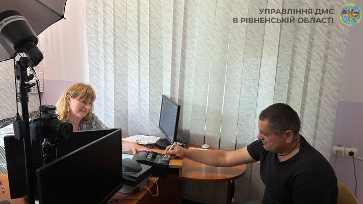 Допомога тим, хто захищав Україну: у Вараському відділі УДМС оформили паспортні документи ветерану
