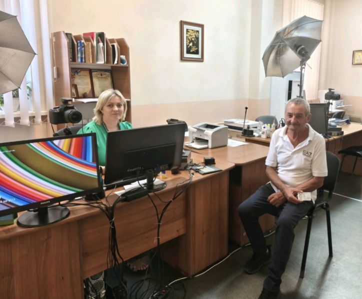 Радянський паспорт-у минулому:у Нововолинському відділі чоловік обміняв документ