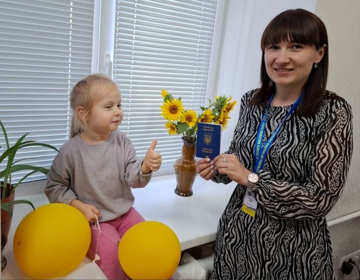 Перший паспорт для 3-річної дівчинки: самостійне фото та українське громадянство