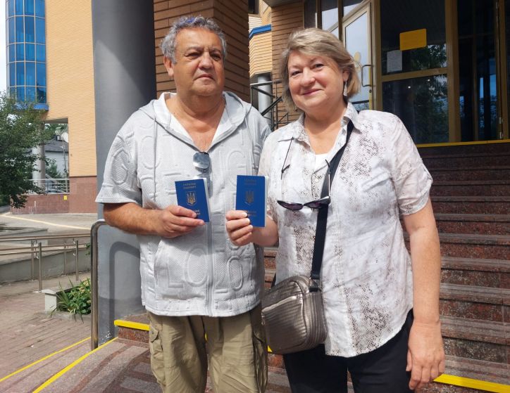 Довгоочікувана поїздка на рідну землю та нові закордонні паспорти