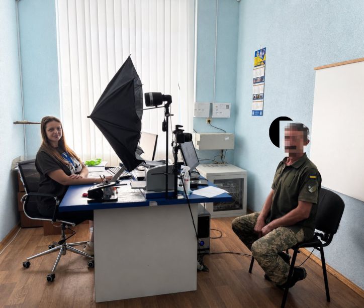 Замість паспортної книжечки - ID-картка: документуємо наших захисників!