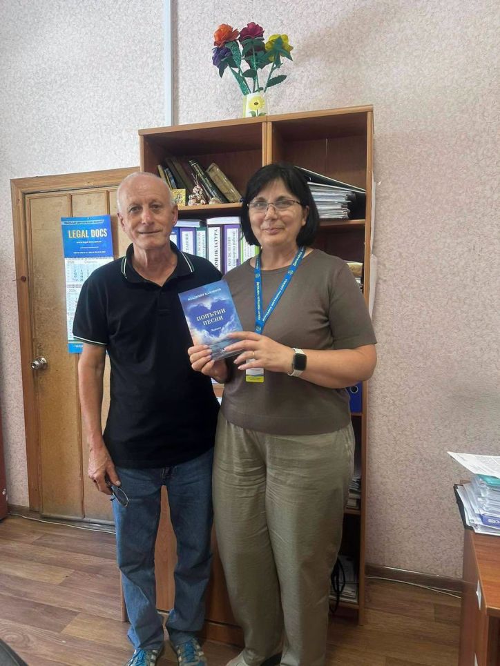 Новий паспорт і подарунок від серця: письменник завітав до Болградського відділу ДМС
