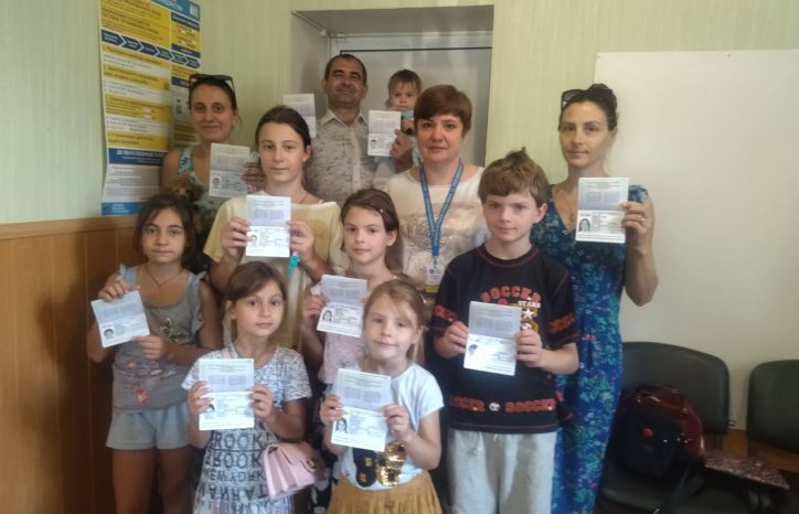 Десять паспортів за раз: багатодітна родина успішно оформила документи для подорожей