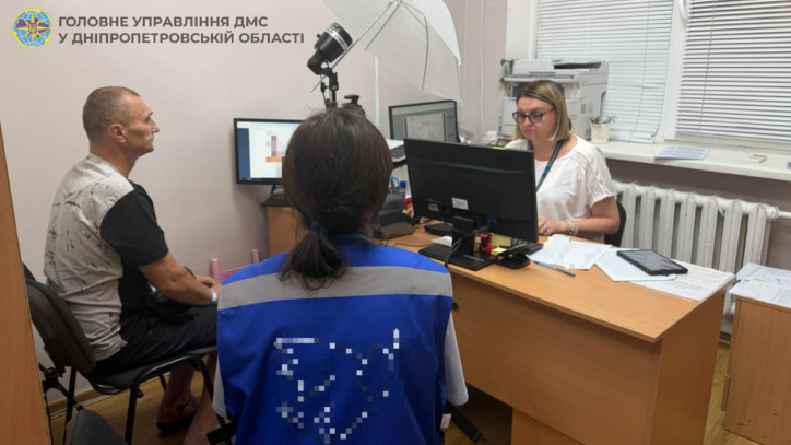 У Дніпрі допомагають відновлювати втрачені документи людям, які знайшли тимчасовий прихисток у шелтерах міста
