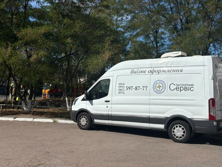 Міграційники допомагають постраждалим відновити документи безпосередньо на місцях обстрілів