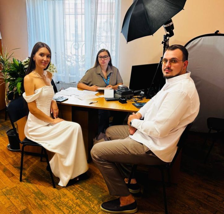 У день свого весілля молодята завітали до міграційної служби