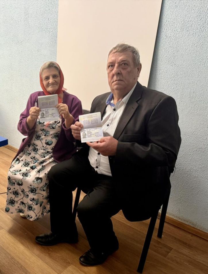 46 років разом та перші закордонні паспорти