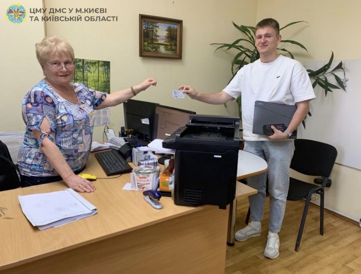 У Дніпровському відділі ДМС допомогли документувати громадянина, який виїхав з тимчасово окупованої території