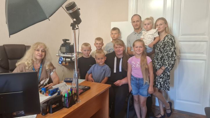 Одна родина — дев’ять паспортів!