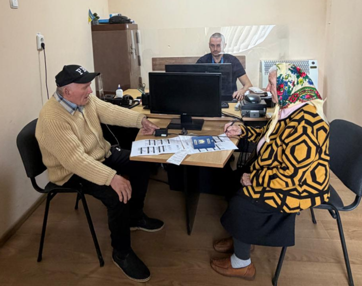 Там, де зійшлися береги і долі:подружжю з Розтік оформили закордонні паспорти