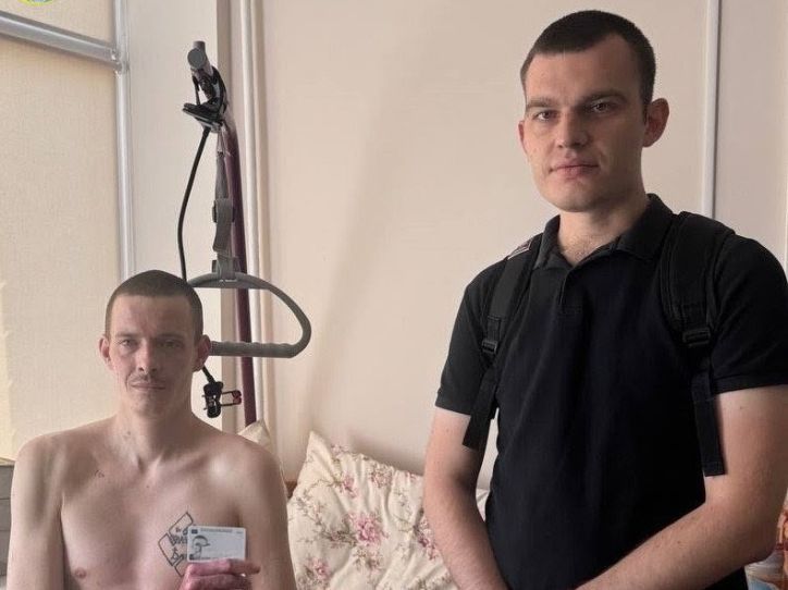 У Києві працівники ДМС вручили паспорт пораненому військовослужбовцю