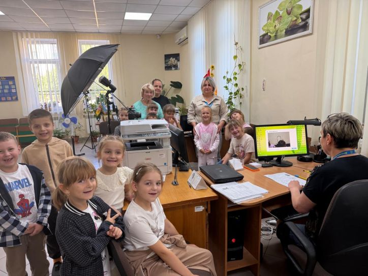 Школярі познайомилися з роботою міграційної служби та дізнались про оформлення першого паспорта