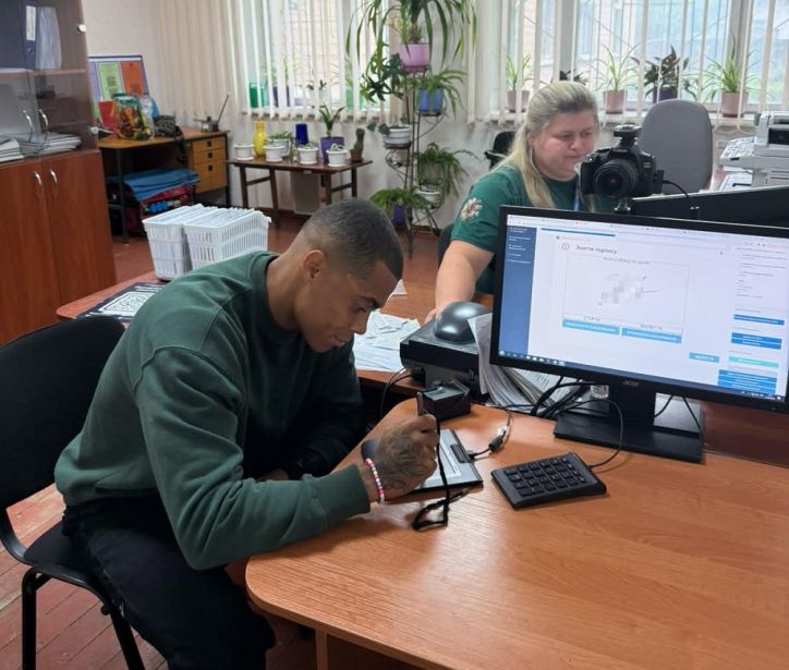 Футболіст Денис Ндукве обміняв ID-картку в Олександрівському секторі ЦПМУ ДМС