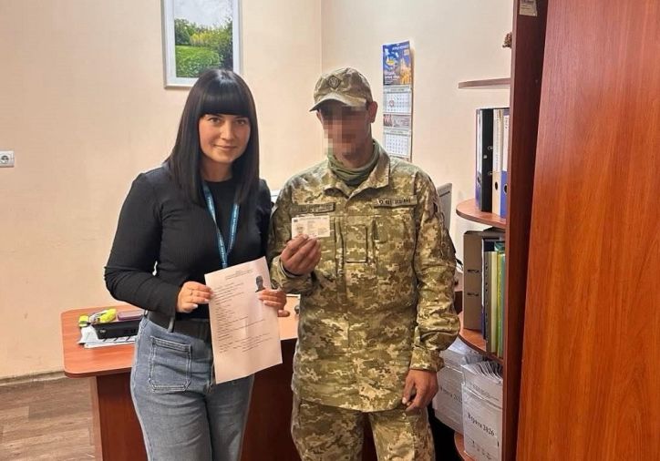 У 29 років отримав свій перший паспорт