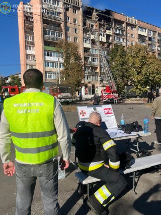 Після ворожого удару-поруч із харків’янами: міграційники долучилися до допомоги постраждалим