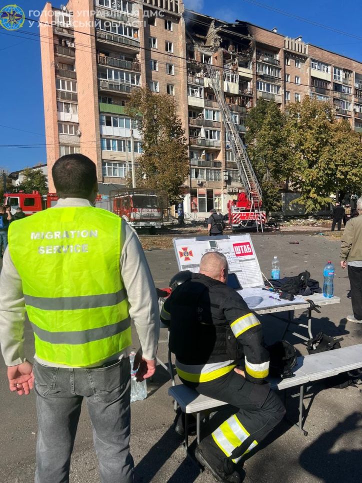 Після ворожого удару-поруч із харків’янами: міграційники долучилися до допомоги постраждалим