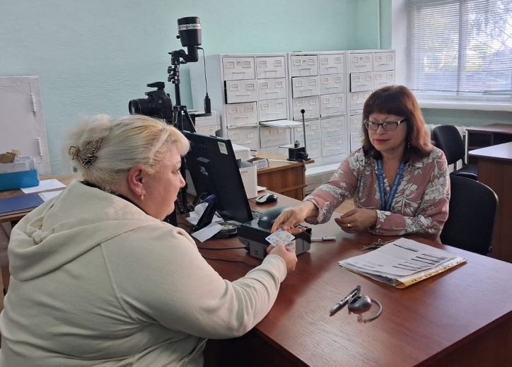 З дитинства в Україні: 40-річна жінка отримала перший паспорт громадянина України