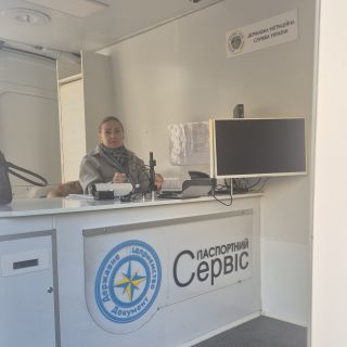 Працівники Державної міграційної служби виїхали безпосередньо до місця, де люди втратили свої документи через ракетний обстріл столиці