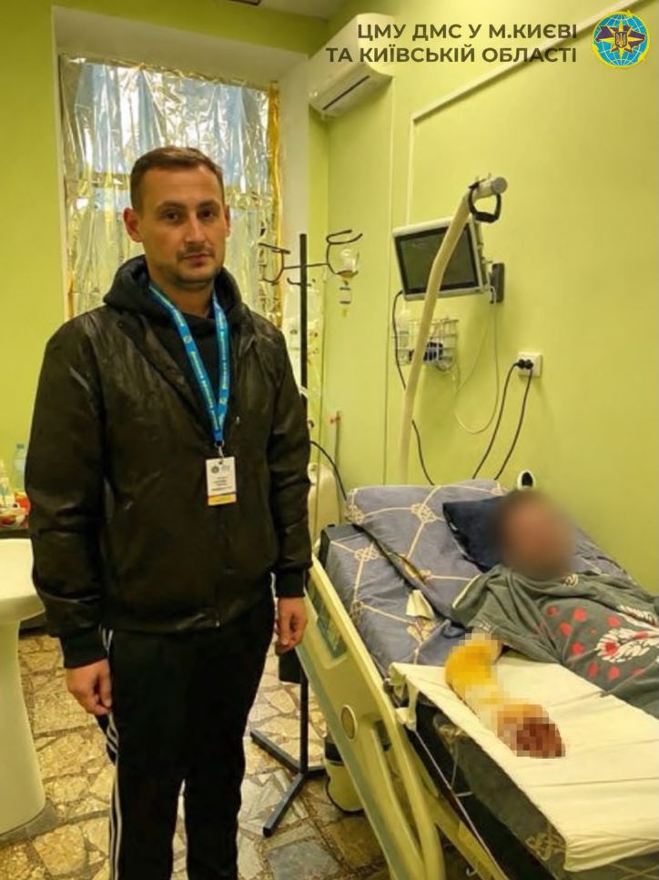 Міграційники оформили закордонний паспорт пораненому захиснику в госпіталі