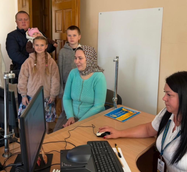 На Буковині багатодітна родина ВПО оформила одночасно 6 закордонних паспортів