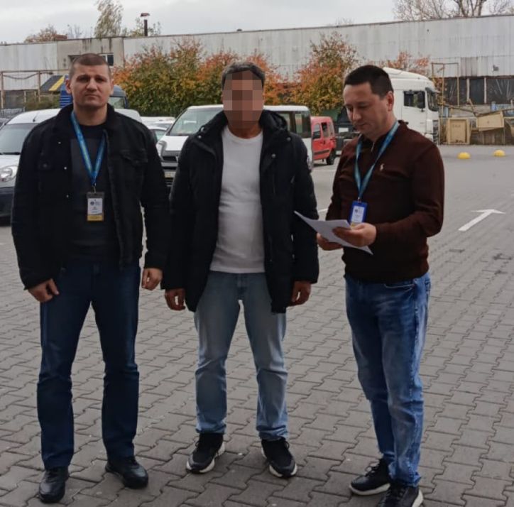 Операція «Мігрант»: на Буковині громадянина Туреччини примусово повернули за межі України